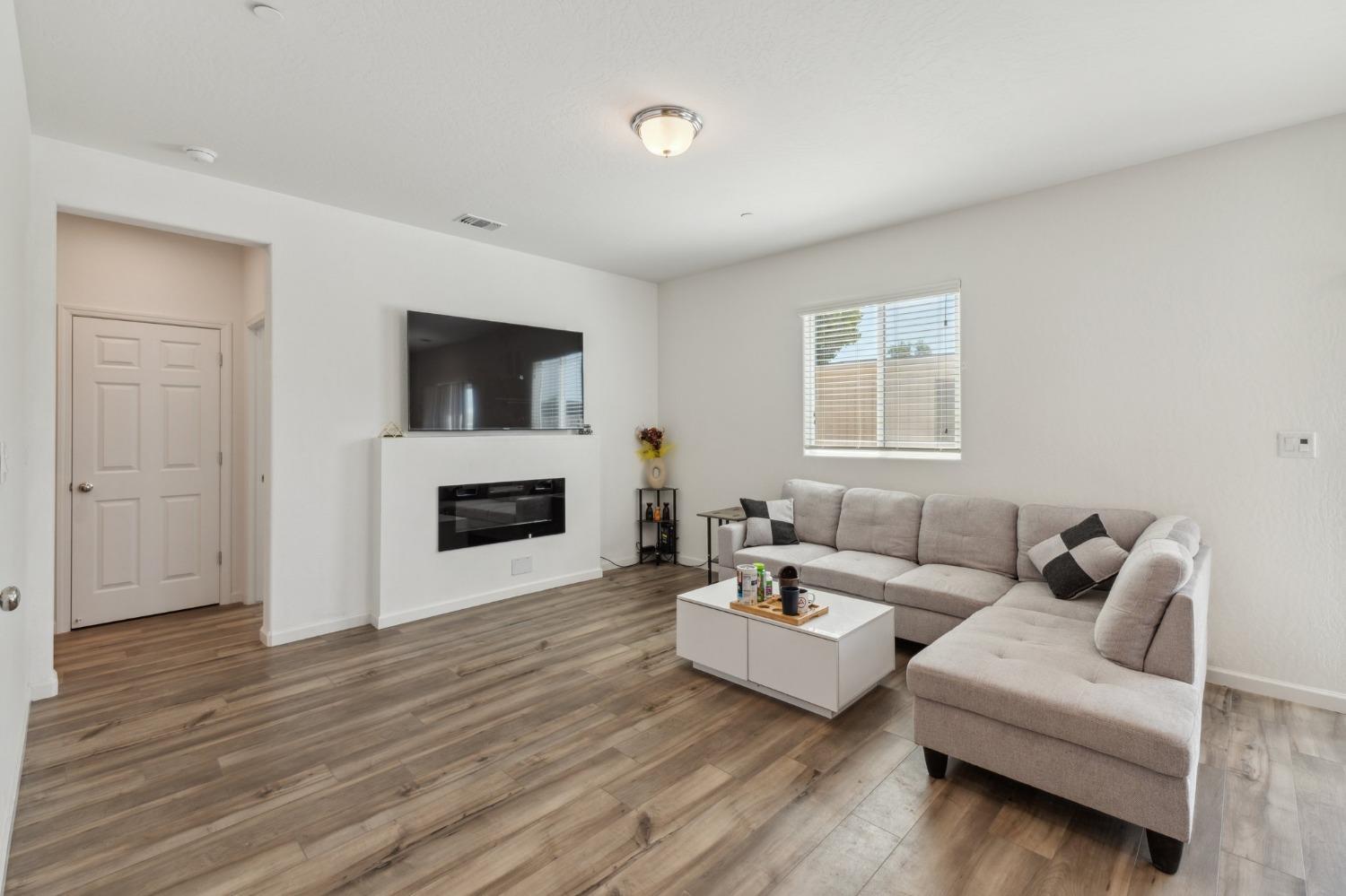 264 Rosebriar St, Madera, CA 93638