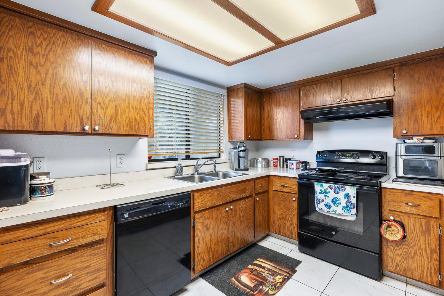 1592 N Ferger Ave, Fresno, CA 93728