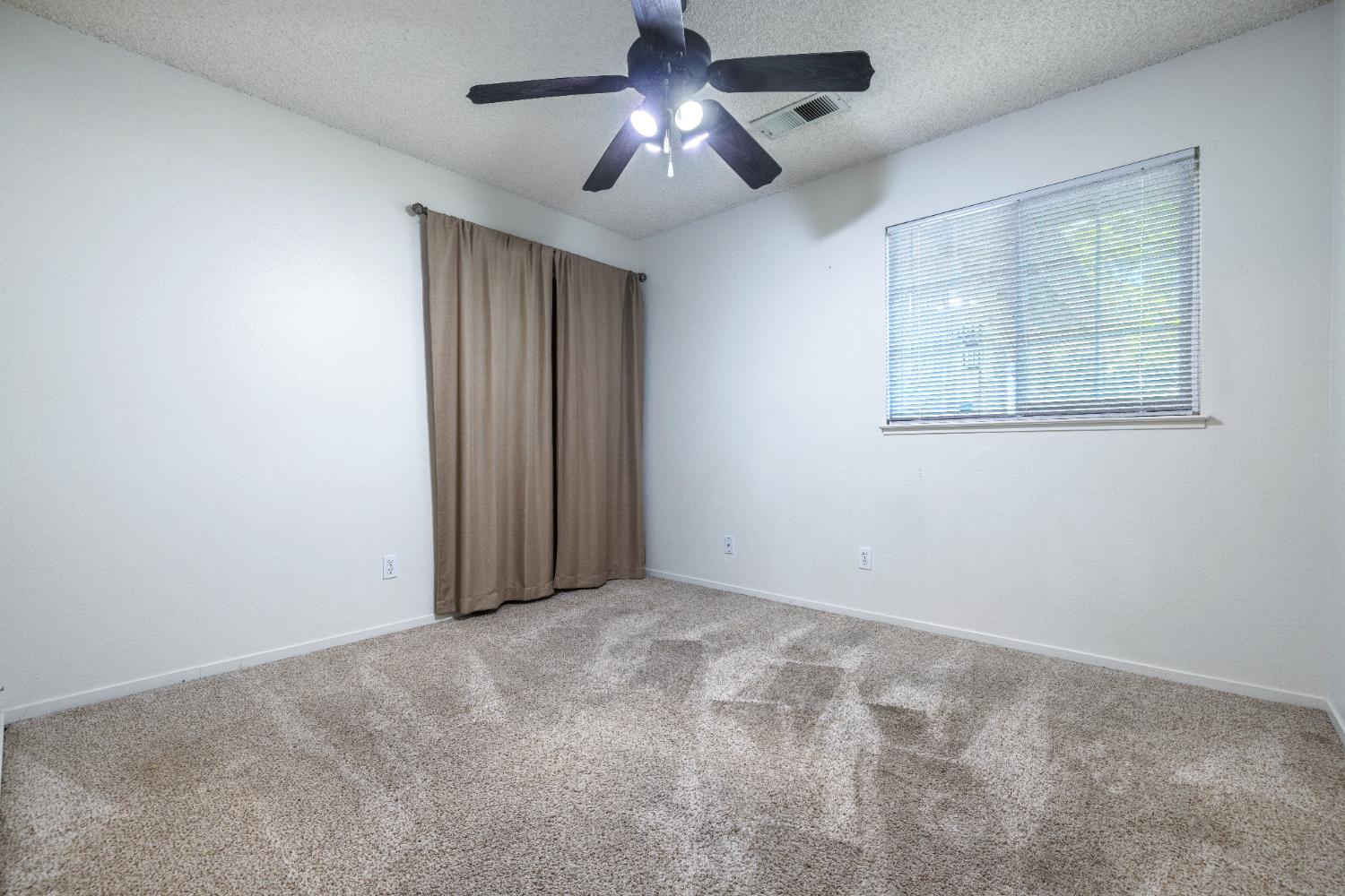 1607 Ashlan Ave, Clovis, CA 93611