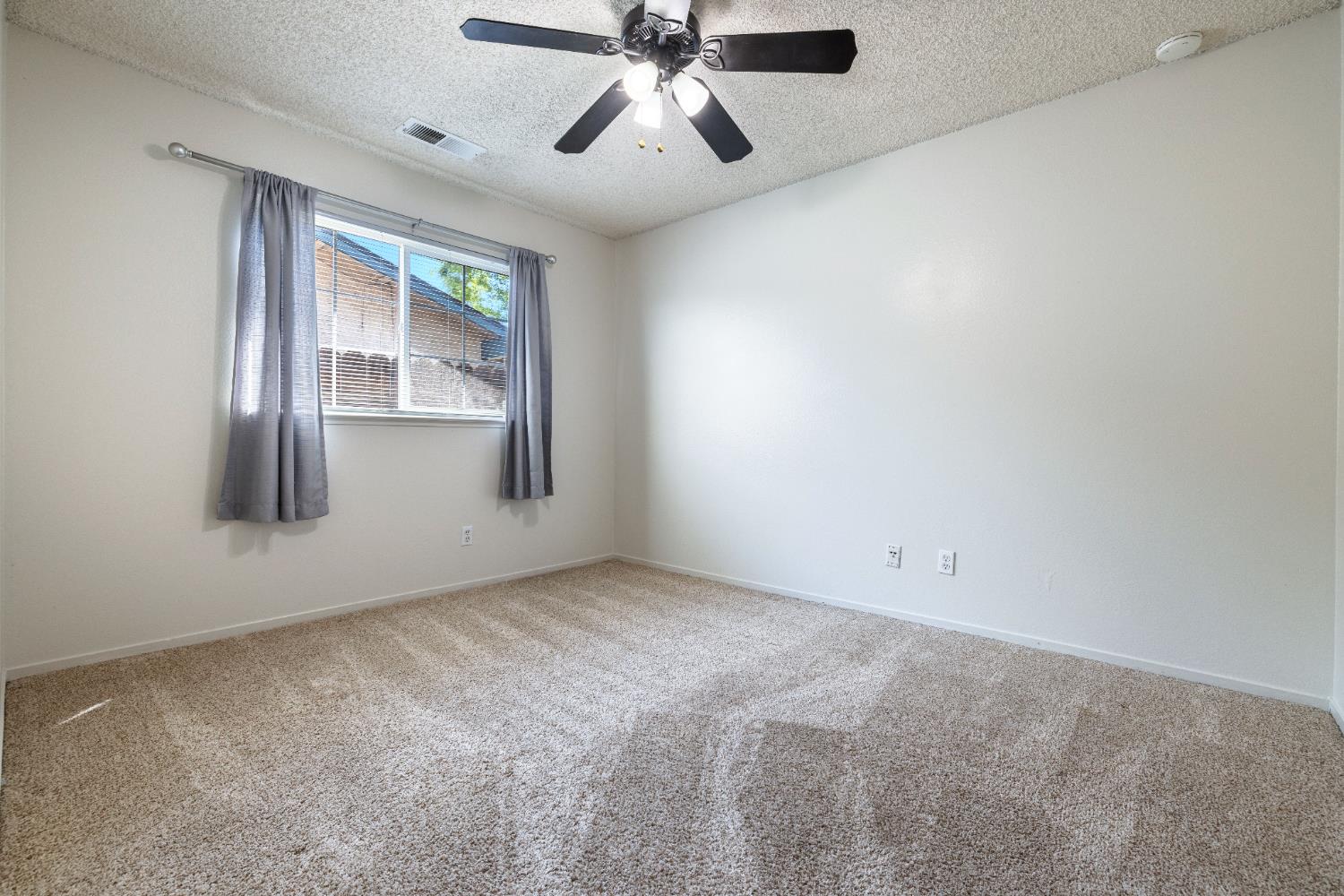 1607 Ashlan Ave, Clovis, CA 93611