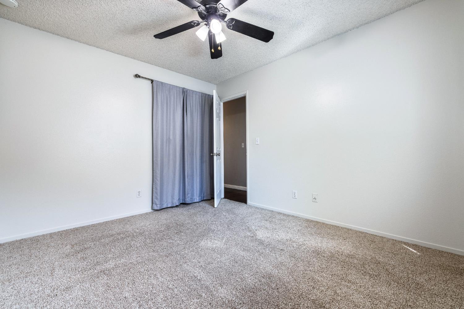 1607 Ashlan Ave, Clovis, CA 93611