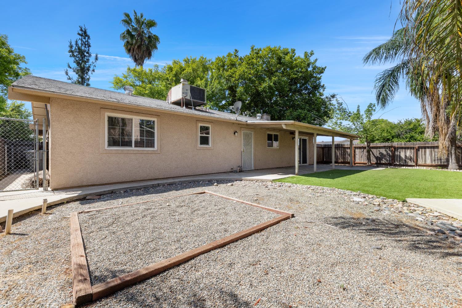 1607 Ashlan Ave, Clovis, CA 93611